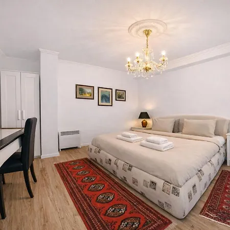 Garden Studio With Kitchen & Bbq - Kindstay Suites Prague Airport Apartment *