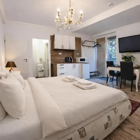 Apartment Garden Studio With Kitchen & Bbq - Kindstay Suites Prague Airport *