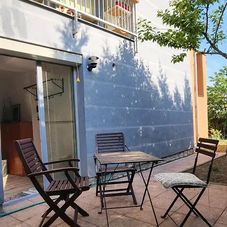 Apartment Garden Studio With Kitchen & Bbq - Kindstay Suites Prague Airport